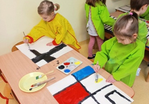 Dzieci malujące farbami temperowymi obrazy zainspirowane dziełem Mondriana