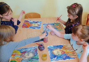 dzieci w trakcji malowania farbami akwarelowymi portretu Van Gogha