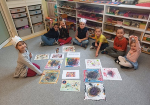 Dzieci prezentują swoje dzieła, które rysowały po zapoznaniu się w twórczością Wassily'ego Kandinsky'ego