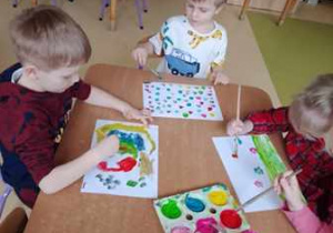 Dzieci w trakcie malowania farbami do utworu "Cztery pory roku"