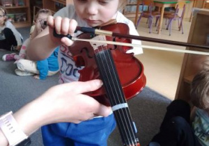 Jeremi próbuje grać na skrzypcach