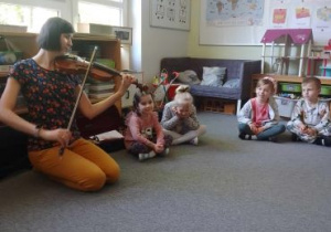 Mama Niny gra na skrzypcach znane dzieciom melodie