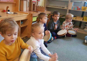 Dzieci grają usłyszany rytm na bębenkach
