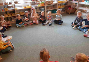 Dzieci wspólnie grają na instrumentach