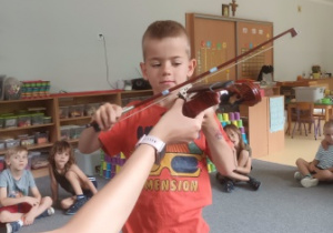 Chłopiec gra na instrumencie - skrzypce