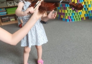 Nina gra na skrzypcach